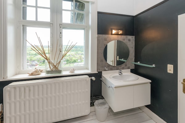 Foto van Kasteel in Spa met Uitzicht & Verwarmd Zwembad - Vakantiehuis in Spa - BathRoom