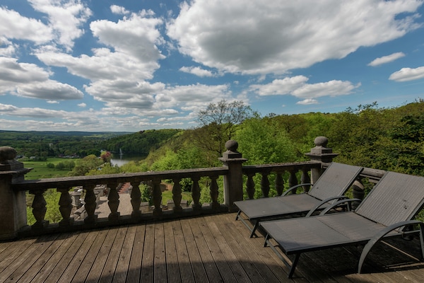 Foto van Kasteel in Spa met Uitzicht & Verwarmd Zwembad - Vakantiehuis in Spa - TerraceBalcony
