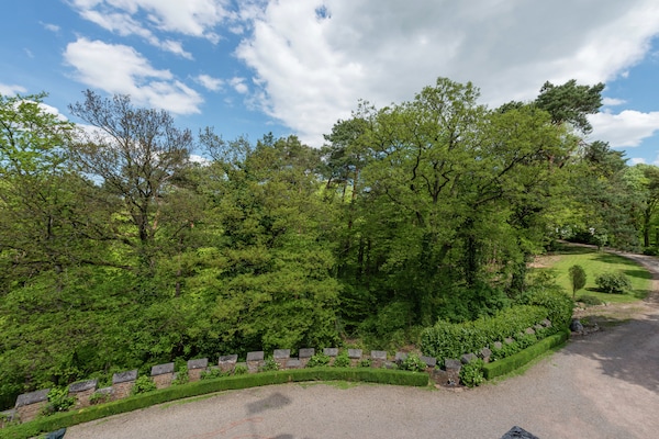 Foto van Kasteel in Spa met Uitzicht & Verwarmd Zwembad - Vakantiehuis in Spa - GardenSummer