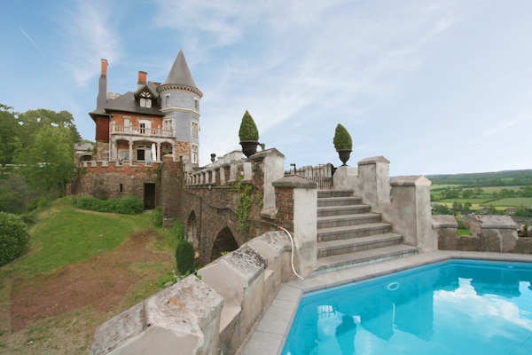 Foto van Kasteel in Spa met Uitzicht & Verwarmd Zwembad - Vakantiehuis in Spa - ExteriorSummer