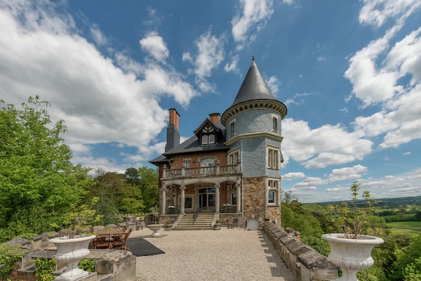 Foto van Kasteel in Spa met Uitzicht & Verwarmd Zwembad - Vakantiehuis in Spa - ExteriorSummer