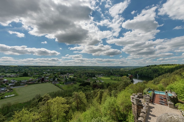 Foto van Kasteel in Spa met Uitzicht & Verwarmd Zwembad - Vakantiehuis in Spa - ViewSummer