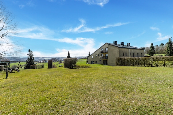 Foto van Vakantiehuis Les Hirondelle voor 8 personen - Vakantiehuis in Bievre - ExteriorSummer