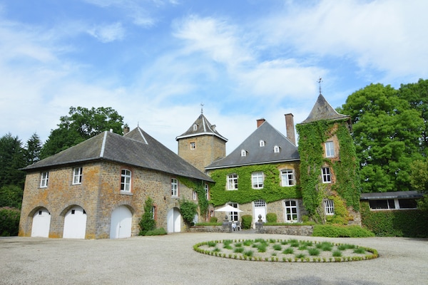 Foto van Historisch kasteelverblijf - Vakantiehuis in Bastogne - ExteriorSummer