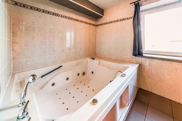 Foto van Rustiek landgoed met sauna - Vakantiehuis in Ambly - BathRoom