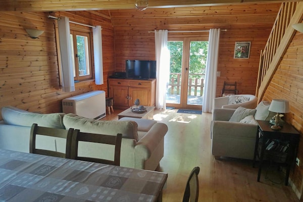 Foto van Chalet in Biron met Sauna en Uitzicht - Vakantiehuis in Biron - DiningRoom