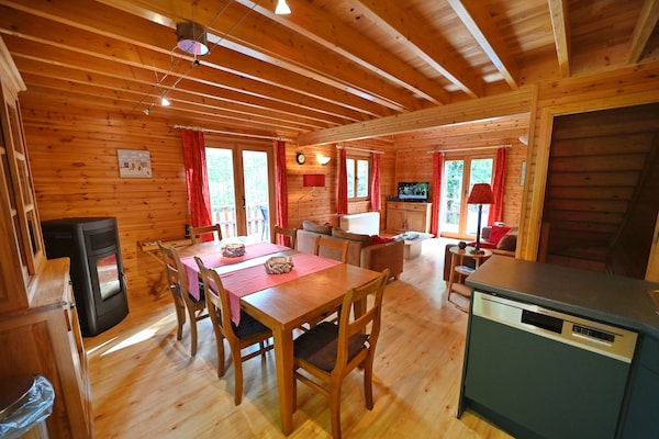 Foto van Chalet in Biron met Sauna en Uitzicht - Vakantiehuis in Biron - DiningRoom