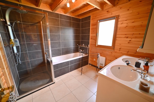 Foto van Chalet in Biron met Sauna en Uitzicht - Vakantiehuis in Biron - Ambiance
