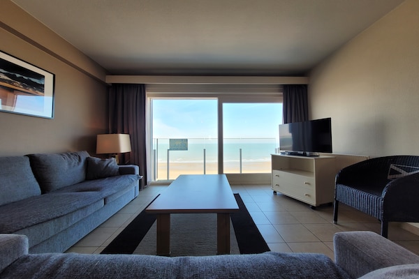 Foto van Op een steenworp afstand van het rustige pad langs de kust. - LivingRoom