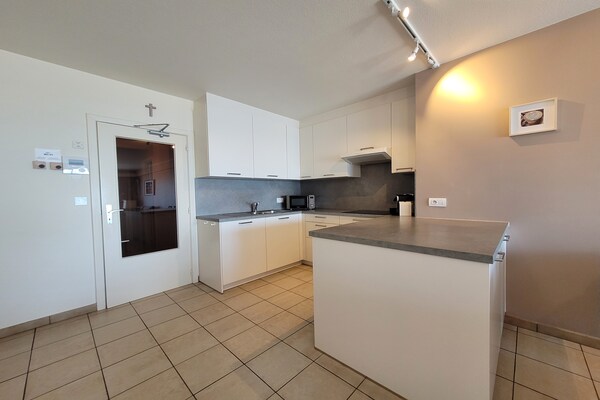 Foto van Op een steenworp afstand van het rustige pad langs de kust. - Kitchen