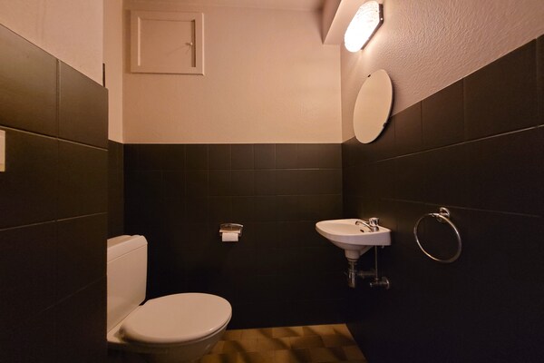 Foto van Op een steenworp afstand van het rustige pad langs de kust. - BathRoom