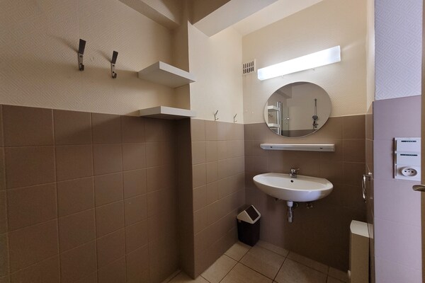 Foto van Op een steenworp afstand van het rustige pad langs de kust. - BathRoom
