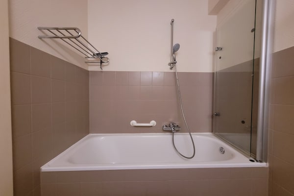 Foto van Op een steenworp afstand van het rustige pad langs de kust. - BathRoom