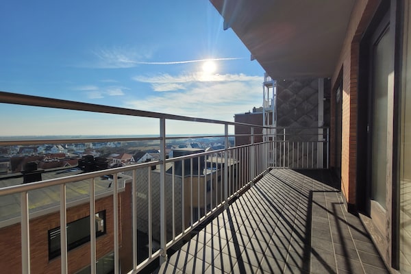 Foto van Op een steenworp afstand van het rustige pad langs de kust. - TerraceBalcony