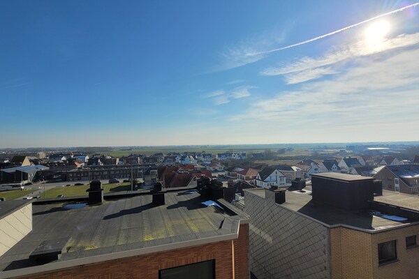 Foto van Op een steenworp afstand van het rustige pad langs de kust. - ViewSummer