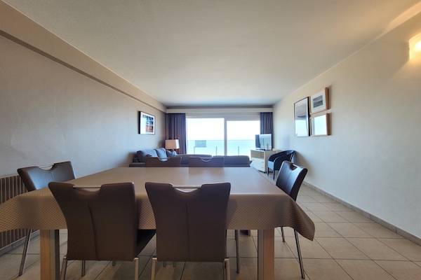 Foto van Op een steenworp afstand van het rustige pad langs de kust. - DiningRoom