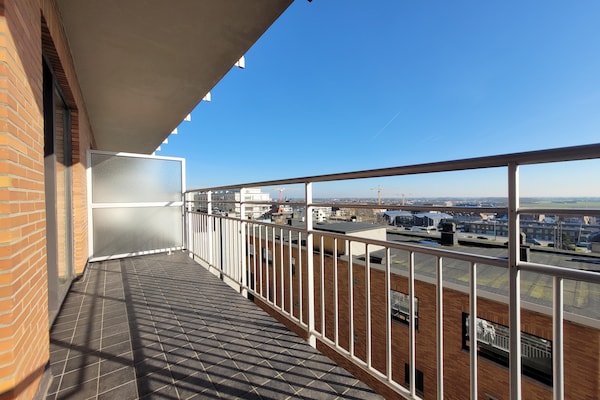 Foto van Op een steenworp afstand van het rustige pad langs de kust. - TerraceBalcony