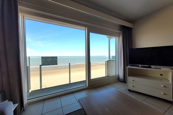 Foto van Op een steenworp afstand van het rustige pad langs de kust. - LivingRoom