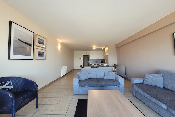 Foto van Op een steenworp afstand van het rustige pad langs de kust. - LivingRoom