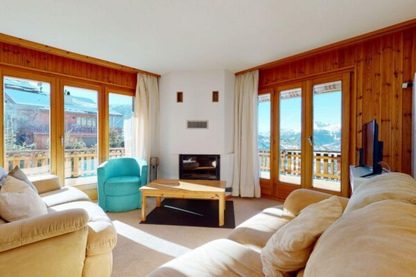 Foto van Huisdiervriendelijk appartement met uitzicht op de bergen - LivingRoom