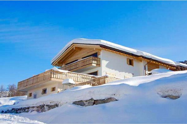 Foto van Majestueus chalet met binnenzwembad - Vakantiehuis in Haute-Nendaz - ExteriorWinter