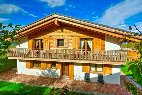 Foto van Majestueus chalet met binnenzwembad - Vakantiehuis in Haute-Nendaz - ExteriorSummer