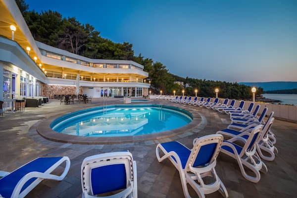 Foto van Jelsa Resort Appartement vlakbij de zee - Vakantiehuis in Jelsa - Pool