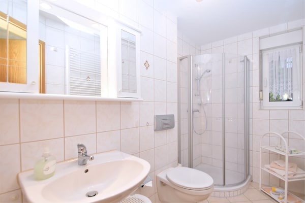 Foto van Stijlvol vakantieappartement in het Vogtland met terras - BathRoom