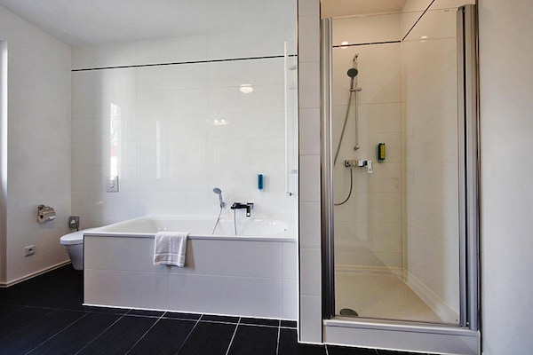 Foto van Appartement in Strausberg met ontbijt inbegrepen - Vakantiehuis in Strausberg - BathRoom