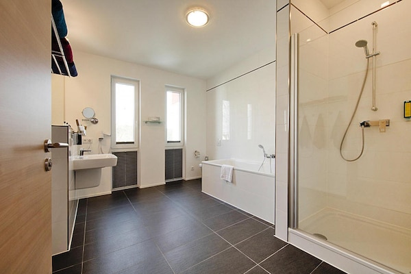 Foto van Appartement in Strausberg met ontbijt inbegrepen - Vakantiehuis in Strausberg - BathRoom