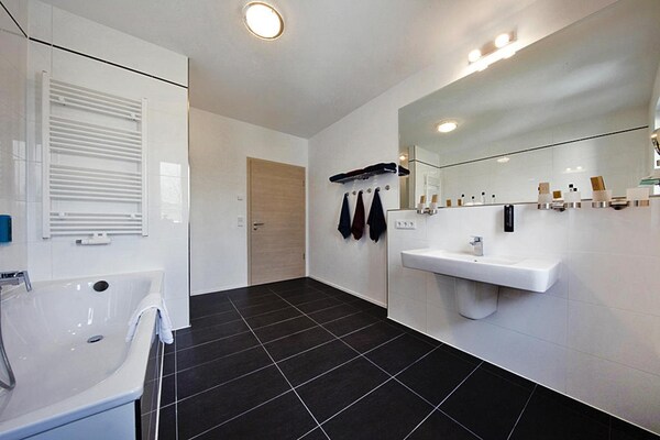Foto van Appartement in Strausberg met ontbijt inbegrepen - Vakantiehuis in Strausberg - BathRoom