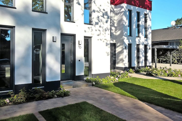 Foto van Appartement in Strausberg met ontbijt inbegrepen - Vakantiehuis in Strausberg - ExteriorSummer