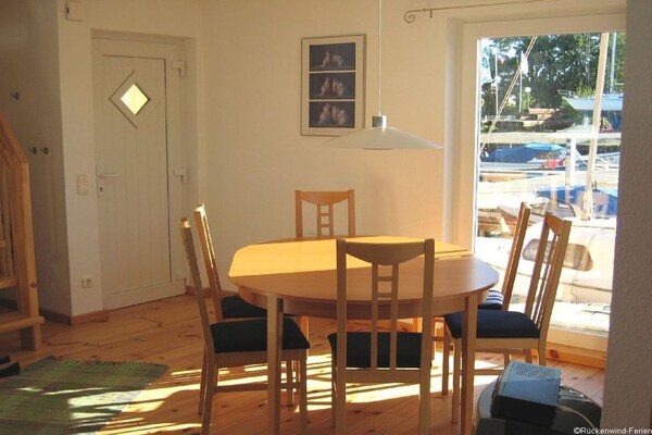 Foto van Woonboot in Kroeslin am Bodden - Vakantiehuis in Kröslin - DiningRoom