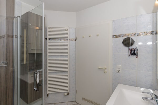 Foto van 2 uur Stadtwald Modern toevluchtsoord - Vakantiehuis in Kühlungsborn - BathRoom