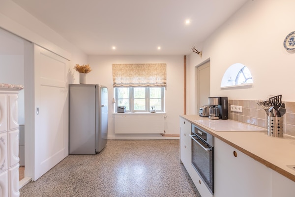 Foto van rietgedekte vakantiewoning met tegelkachel - Vakantiehuis in Tetenbüll - Kitchen