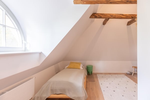 Foto van rietgedekte vakantiewoning met tegelkachel - Vakantiehuis in Tetenbüll - BedRoom