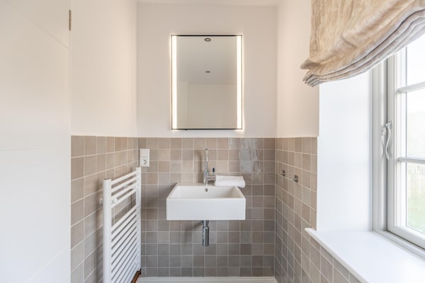 Foto van rietgedekte vakantiewoning met tegelkachel - Vakantiehuis in Tetenbüll - BathRoom