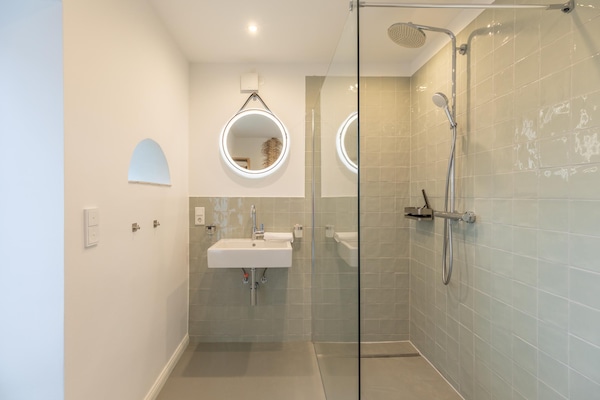 Foto van rietgedekte vakantiewoning met tegelkachel - Vakantiehuis in Tetenbüll - BathRoom