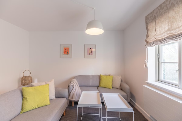 Foto van rietgedekte vakantiewoning met tegelkachel - Vakantiehuis in Tetenbüll - LivingRoom