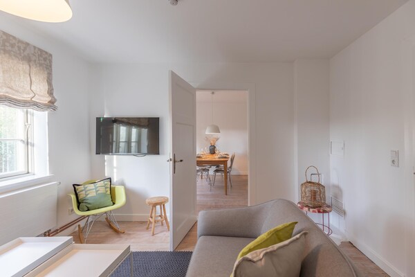 Foto van rietgedekte vakantiewoning met tegelkachel - Vakantiehuis in Tetenbüll - LivingRoom
