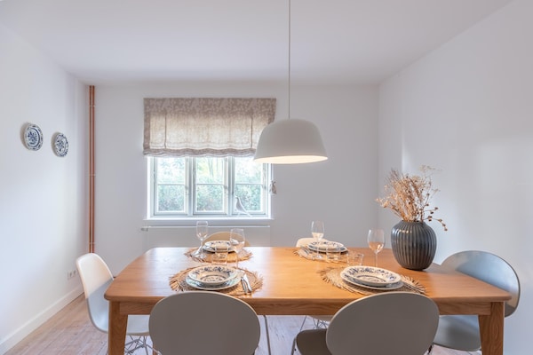 Foto van rietgedekte vakantiewoning met tegelkachel - Vakantiehuis in Tetenbüll - DiningRoom