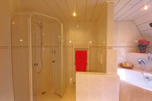 Foto van Uitnodigend vakantieappartement in het pittoreske Staßfurt - BathRoom
