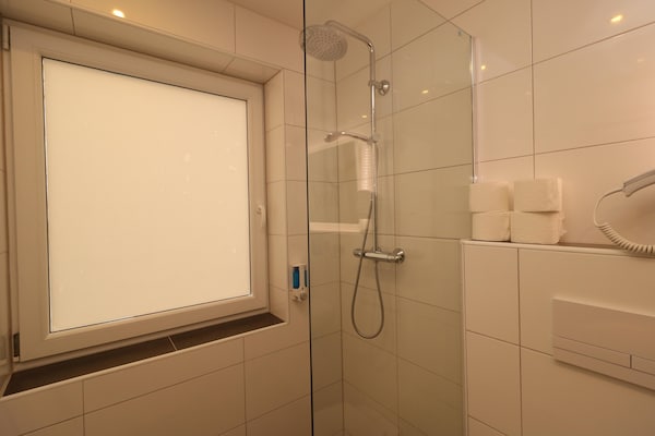 Foto van Appartement in Essen met terras, parkeerplaats - Vakantiehuis in Essen - BathRoom