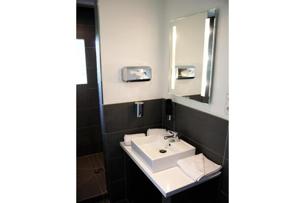 Foto van Bendorf Hotel by Belvilla Familie Suite - Vakantiehuis in Bendorf - BathRoom