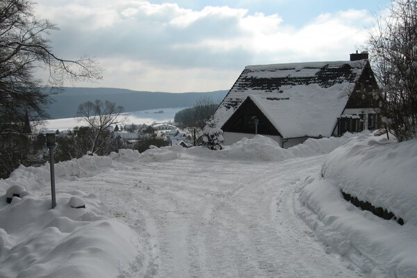 Foto van Ferienhaus mit Weitblick bei Medebach - Vakantiehuis in Medebach - ExteriorWinter