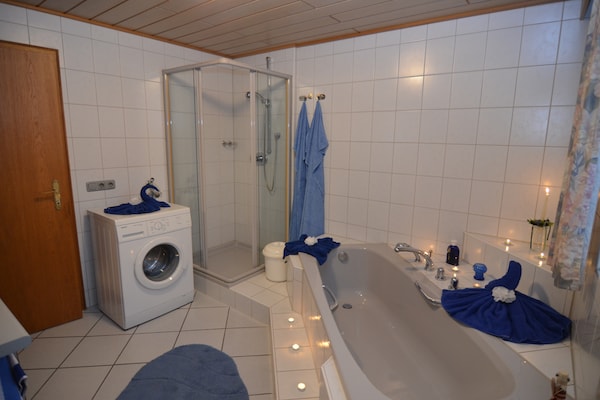 Foto van Prachtig vakantiehuis met grote tuin nabij Stadlern - BathRoom