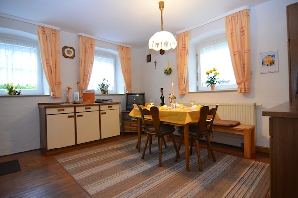 Foto van Prachtig vakantiehuis met grote tuin nabij Stadlern - DiningRoom