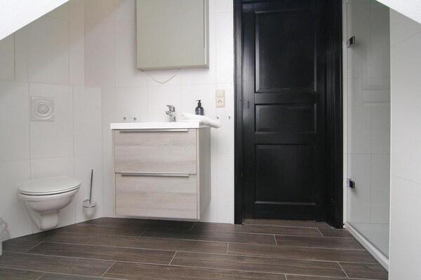 Foto van Twee-onder-een-kapwoningen in het natuurresort Drewitz - BathRoom