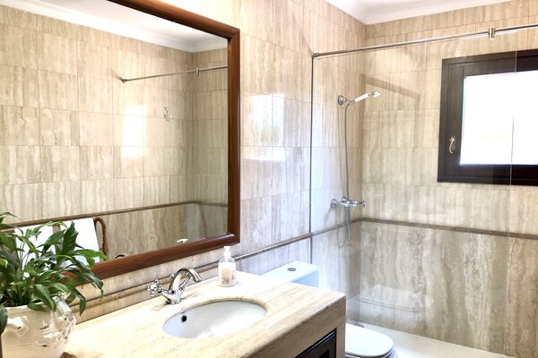 Foto van Peralada Huis met Privézwembad - Vakantiehuis in Peralada - BathRoom