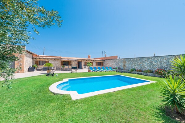 Foto van Villa in Sa Pobla met privézwembad & BBQ - Vakantiehuis in Sa Pobla, Illes Balears - ExteriorSummer